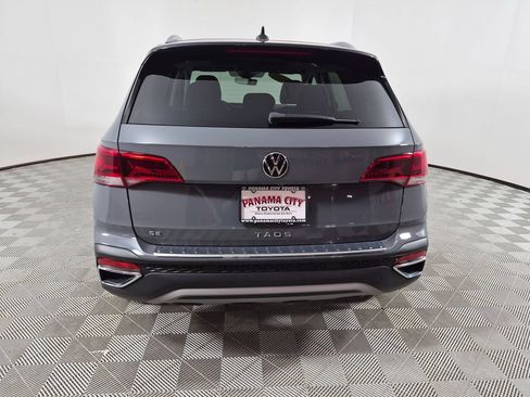 Used 2023 Volkswagen Taos SE w/ Panoramic Sunroof Package FWD image 4
