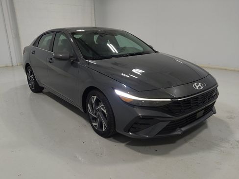 Used 2025 Hyundai Elantra SEL FWD image 13