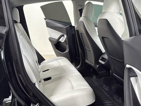 Used 2022 Tesla Model Y Performance image 17