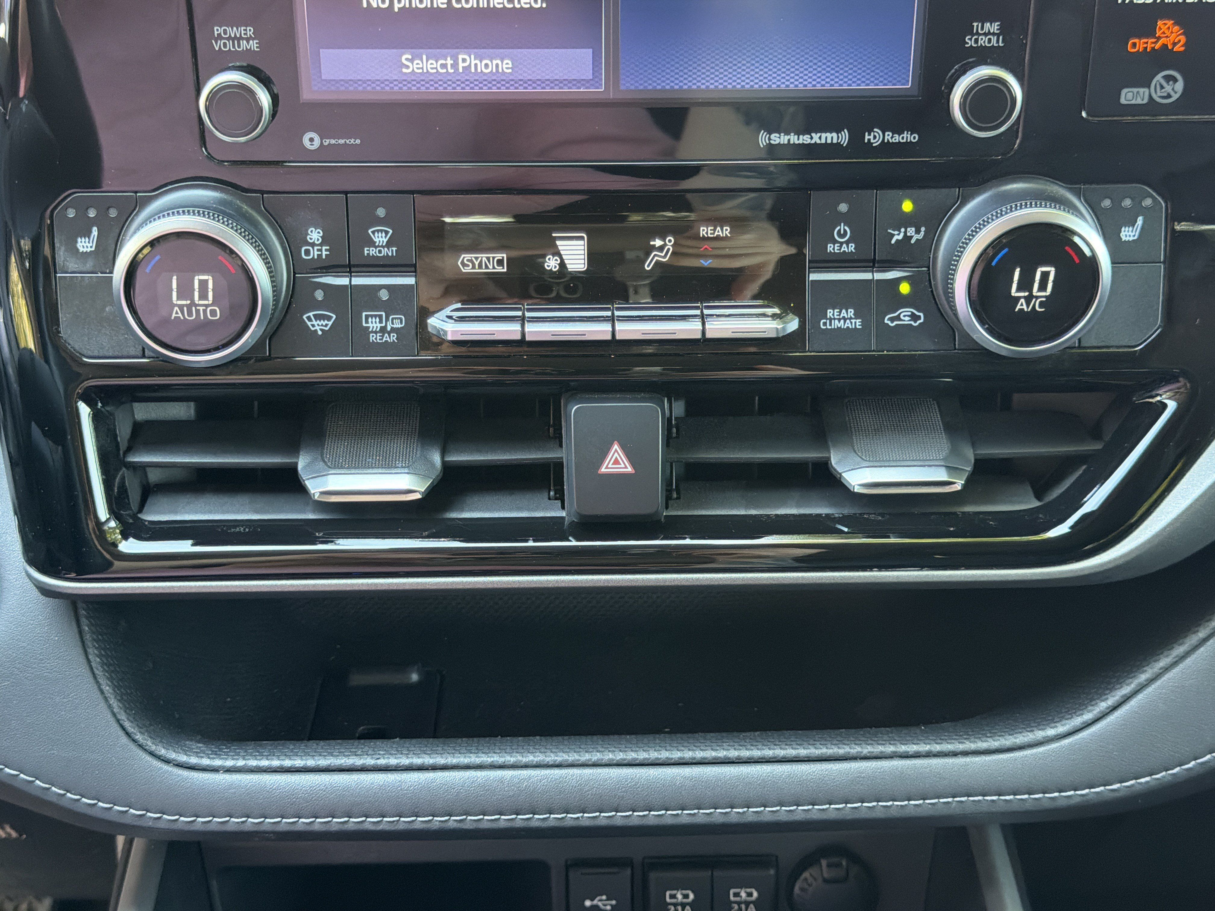 Used 2020 Toyota Highlander XLE FWD image 32