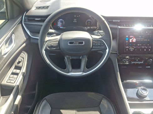 Used 2024 Jeep Grand Cherokee Altitude AWD/4WD image 27