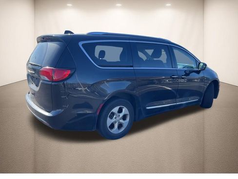 Used 2017 Chrysler Pacifica Touring-L Plus w/ Advanced Safetytec Group image 4