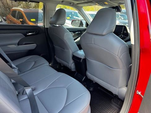 Used 2022 Toyota Highlander XLE AWD/4WD image 15