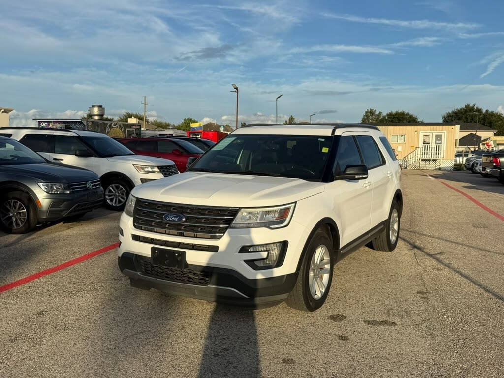 Used 2017 Ford Explorer XLT w/ Equipment Group 201A FWD image 2