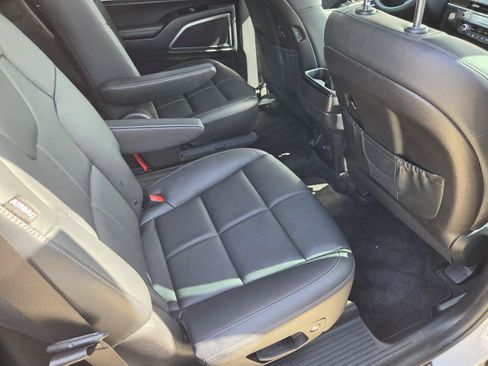 Used 2025 Kia Telluride SX w/ SX Captain's Chair Package FWD image 11