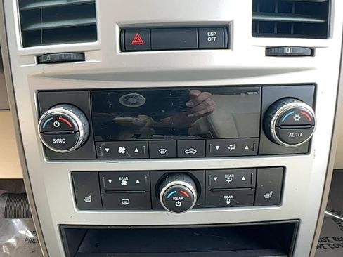 Used 2008 Chrysler Town & Country Limited image 10