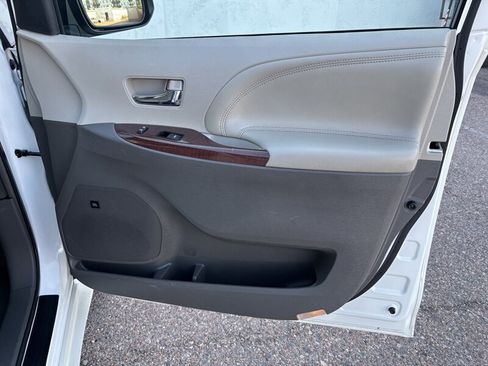 Used 2013 Toyota Sienna Limited image 27