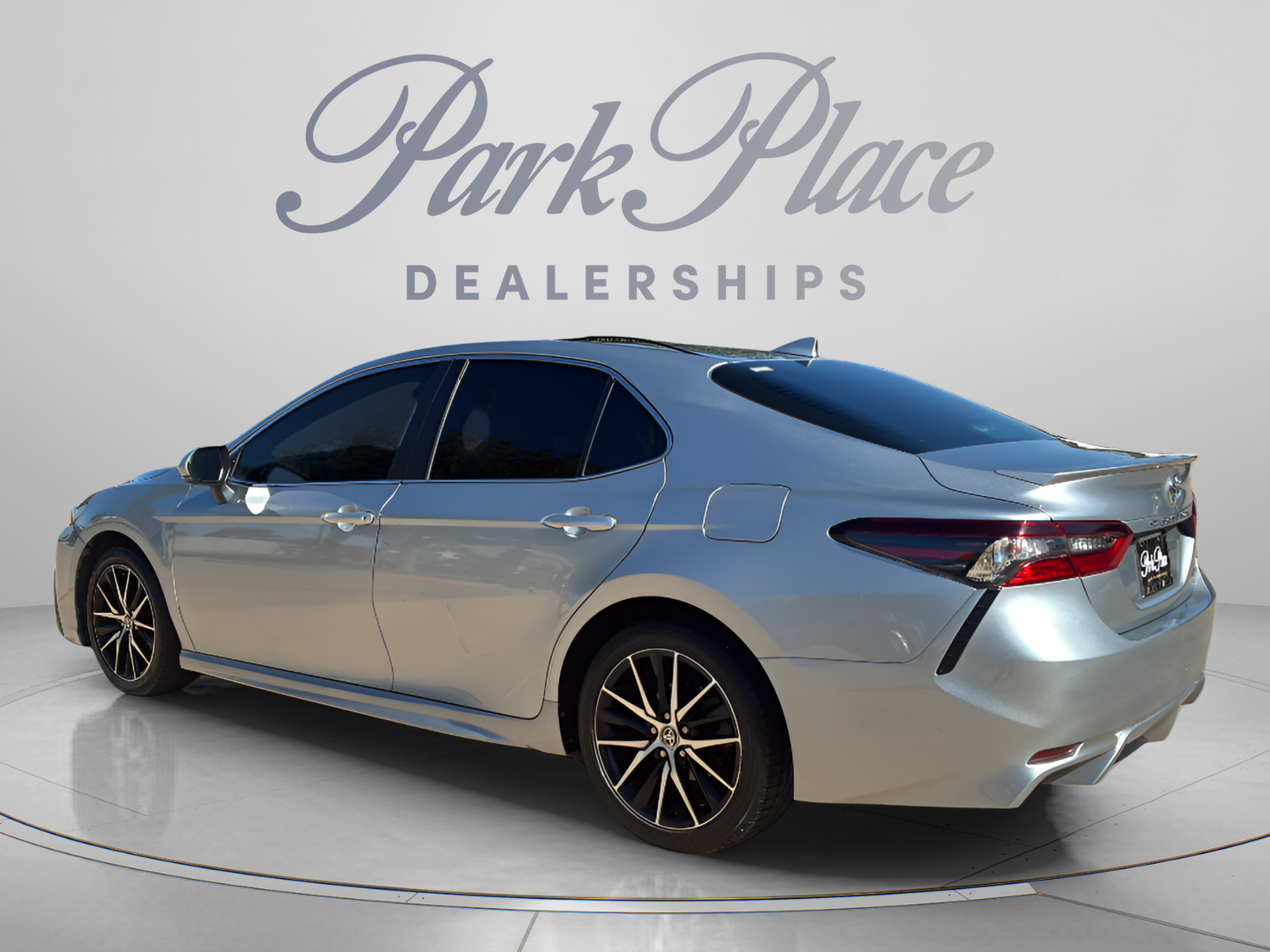 Used 2023 Toyota Camry SE FWD image 3