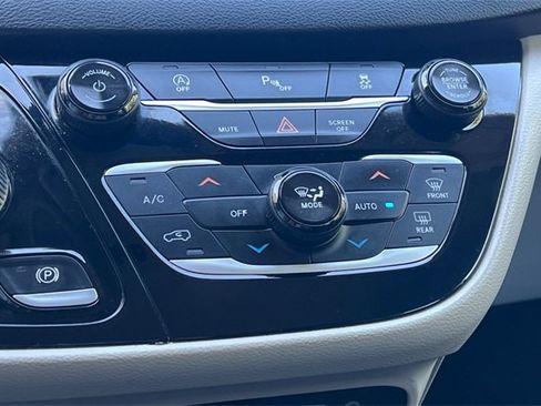 Used 2020 Chrysler Pacifica Touring-L image 23