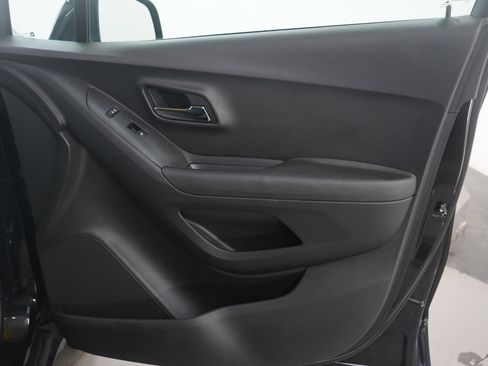 Used 2020 Chevrolet Trax LT w/ LT Convenience Package image 11