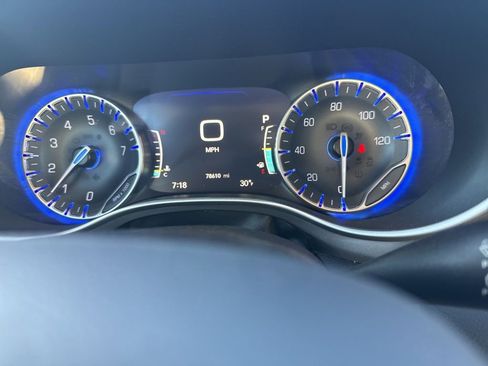 Used 2023 Chrysler Pacifica Touring-L image 15