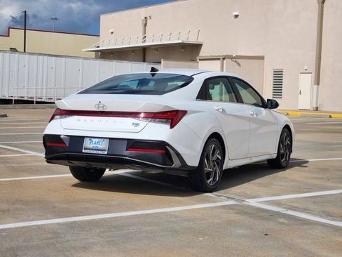 Used 2025 Hyundai Elantra SEL FWD image 5