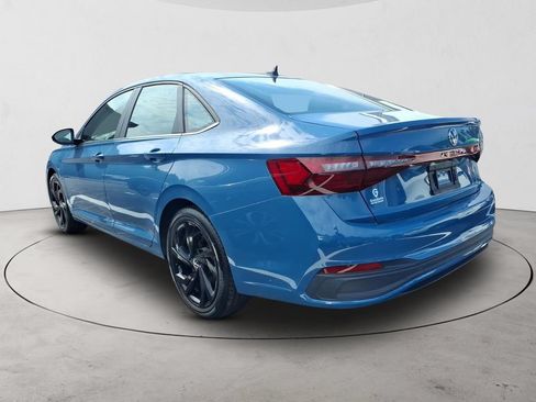 Used 2025 Volkswagen Jetta SE FWD image 8