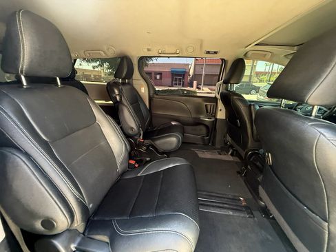 Used 2016 Toyota Sienna SE w/ SE Preferred Package FWD image 22