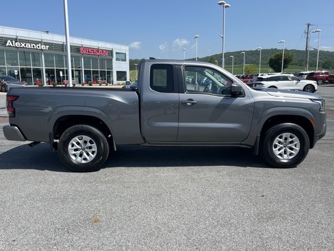 Used 2024 Nissan Frontier SV AWD/4WD image 2