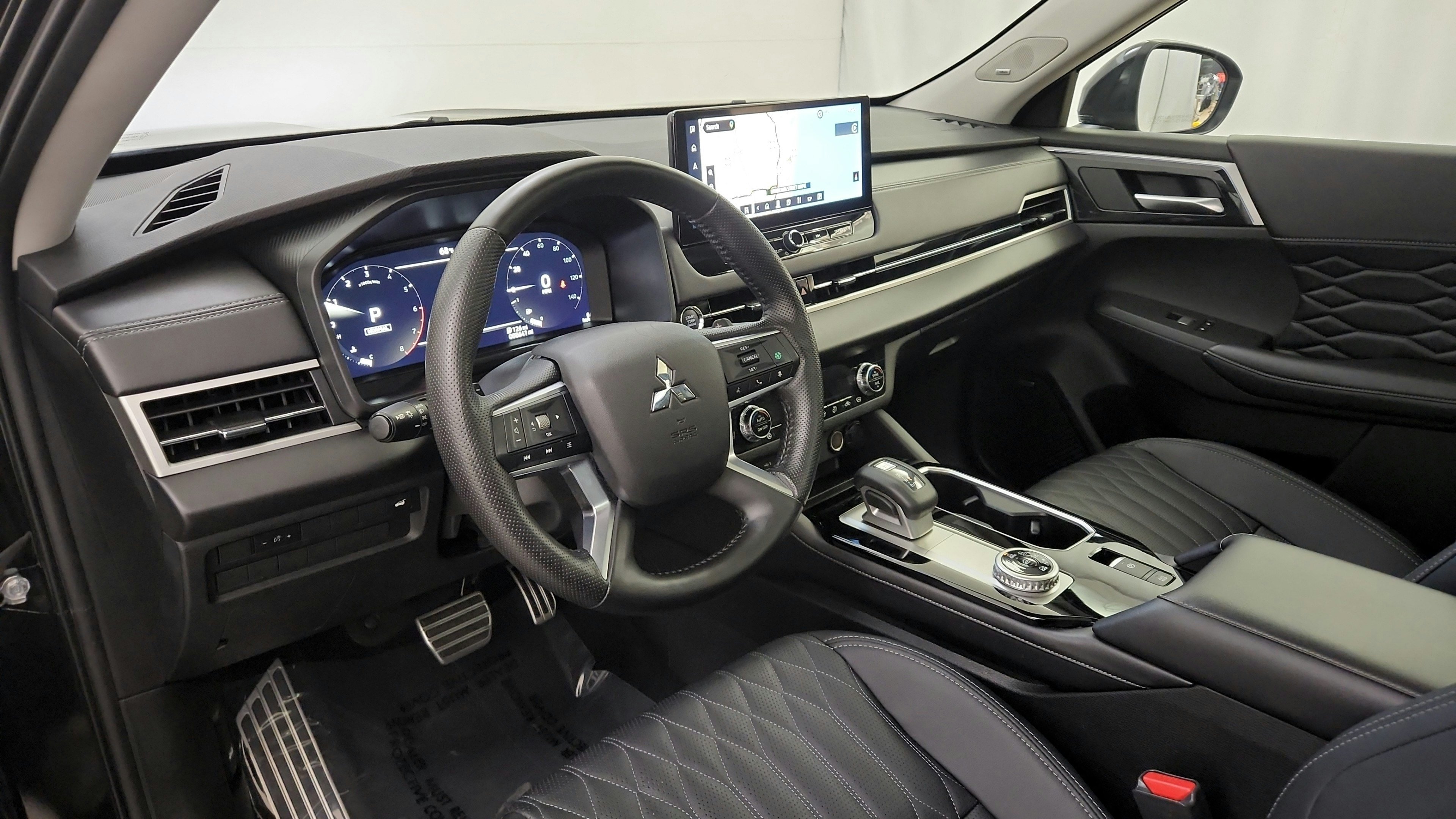 Used 2025 Mitsubishi Outlander AWD image 16
