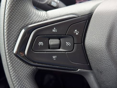 Used 2025 Chevrolet Trax LT FWD image 17