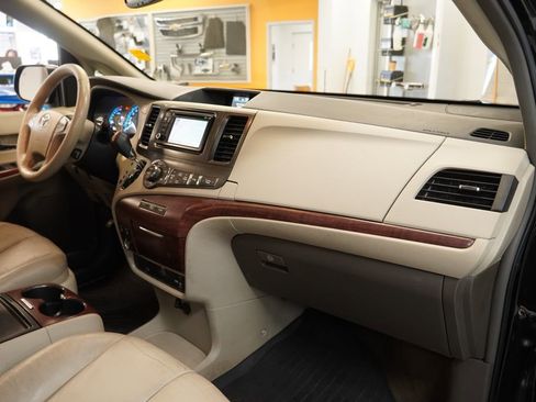 Used 2014 Toyota Sienna XLE w/ Entertainment Package image 34