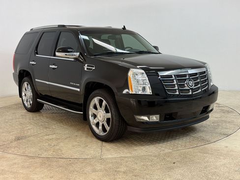 Used 2011 Cadillac Escalade Luxury AWD/4WD image 7