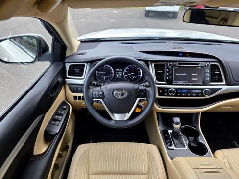 Used 2016 Toyota Highlander LE AWD/4WD image 18