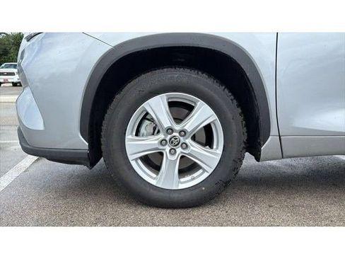 Certified 2025 Toyota Highlander LE FWD image 12