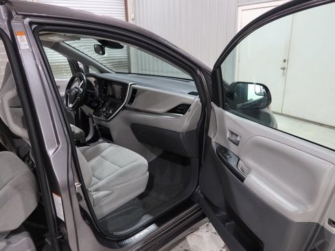 Used 2020 Toyota Sienna LE FWD image 12