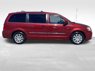 Used 2014 Chrysler Town & Country Touring video 2