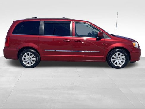 Used 2014 Chrysler Town & Country Touring image 2