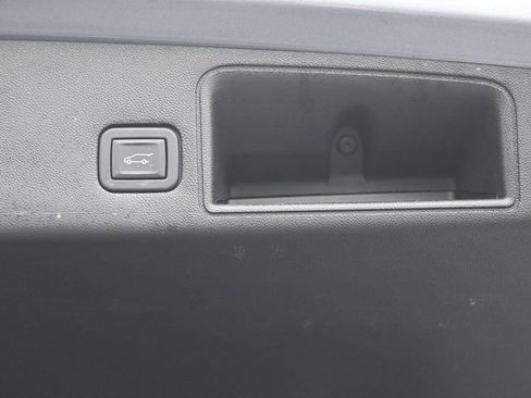 Used 2023 GMC Terrain SLT w/ Infotainment Package II FWD image 16