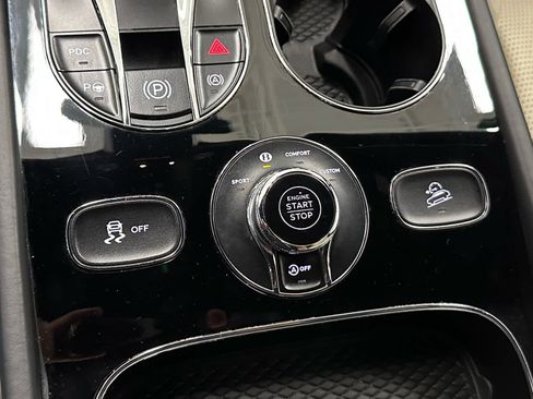 Used 2023 Bentley Bentayga AWD/4WD image 29