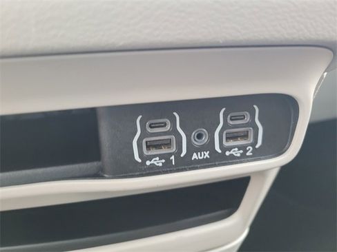Used 2024 Chrysler Pacifica Touring-L image 25