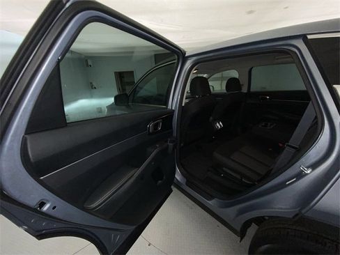Used 2023 Kia Sorento LX image 21