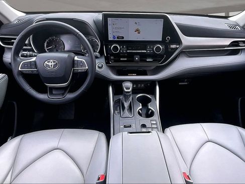 Used 2023 Toyota Highlander XLE image 7