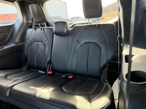 Used 2025 Chrysler Pacifica Select image 33