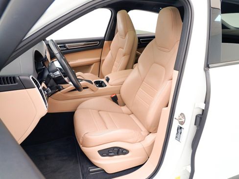 Used 2023 Porsche Cayenne Platinum Edition image 5