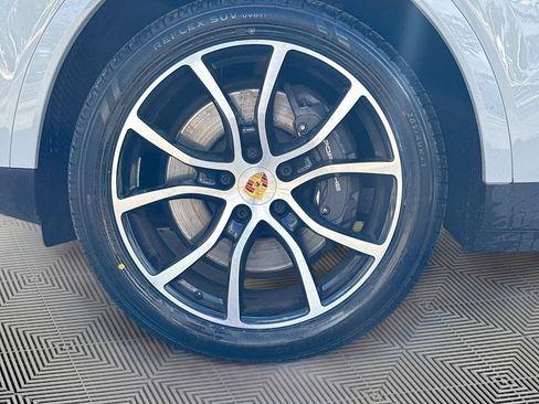 Used 2023 Porsche Cayenne Platinum Edition image 34