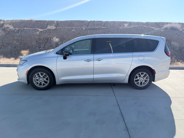 Used 2024 Chrysler Pacifica Touring-L FWD image 5