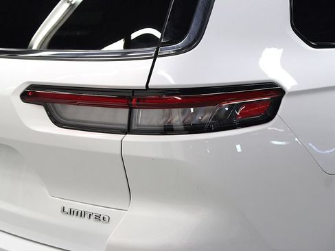 Certified 2022 Jeep Grand Cherokee L Limited AWD/4WD image 49