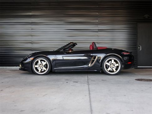 Certified 2021 Porsche 718 Boxster image 2