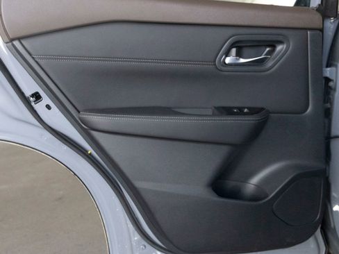 Used 2023 Nissan Rogue SL FWD image 18