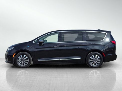 Used 2022 Chrysler Pacifica Limited w/ Uconnect Theater Family Group image 7