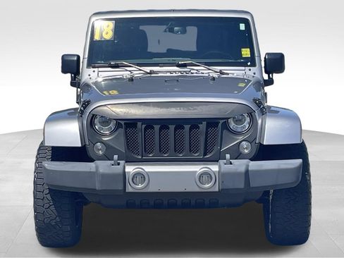 Used 2018 Jeep Wrangler Unlimited Sahara AWD/4WD image 9
