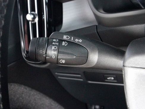 Certified 2025 Volvo XC40 B5 Core w/ Climate Package image 18