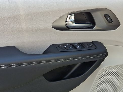 Used 2023 Chrysler Pacifica Touring-L FWD image 14