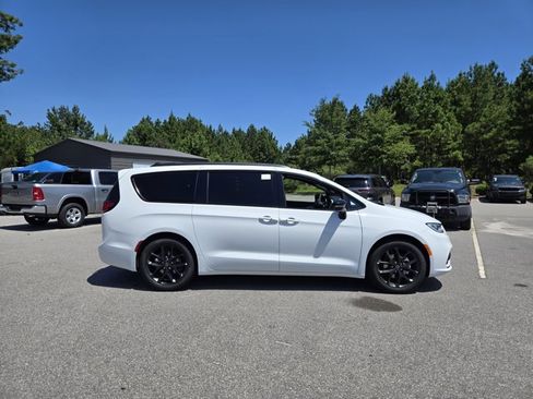 New 2026 Chrysler Pacifica Limited w/ Uconnect Theater Family Group image 4