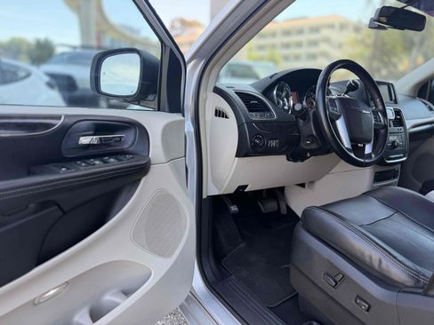 Used 2011 Chrysler Town & Country Touring-L w/ Entertainment Group #2 FWD image 18