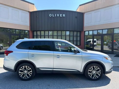 Used 2017 Mitsubishi Outlander ES AWD/4WD image 8