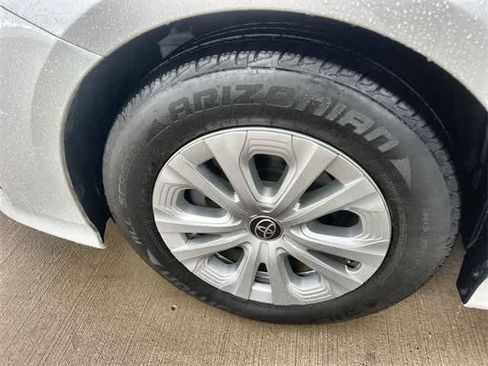 Used 2022 Toyota Prius L Eco image 9