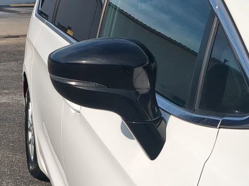 Used 2024 Chrysler Pacifica Touring image 12