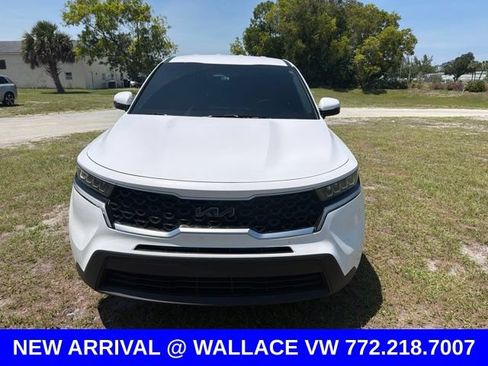 Used 2023 Kia Sorento LX FWD image 3